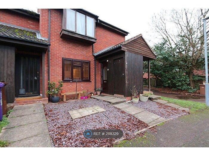 2 Bedroom Flat To Rent In Millstream Close, Hitchin, SG4