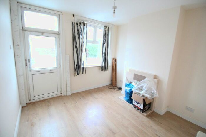 2 Bedroom Terraced House To Rent In North Street, Luton, LU2