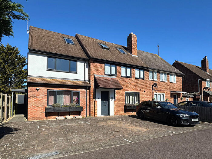 2 Bedroom Apartment For Sale In Flat, Maitland Avenue, CB4