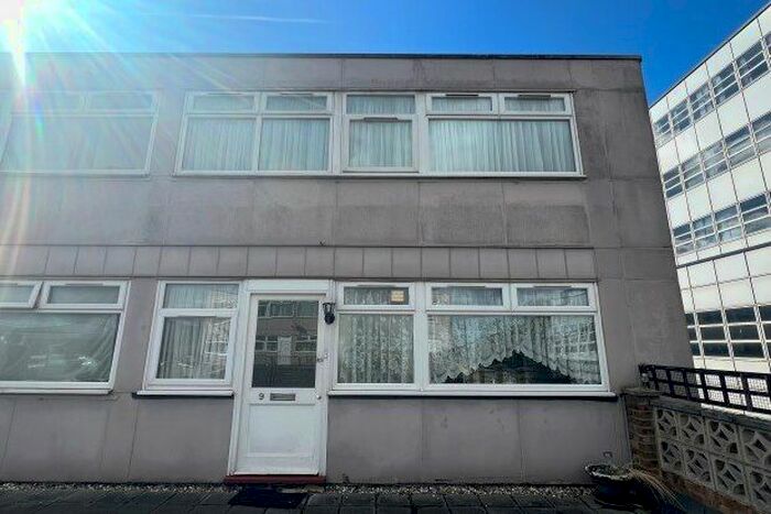 2 Bedroom Flat To Rent In Gateway, Basildon, SS14