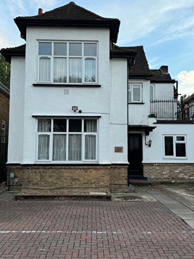 3 Bedroom Flat To Rent In Norbury Avenue, London, SW16