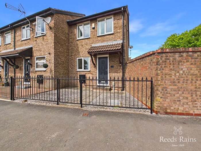 2 Bedroom End Of Terrace House For Sale In Windermere Court, Hull, East Riding Of Yorkshire, HU7
