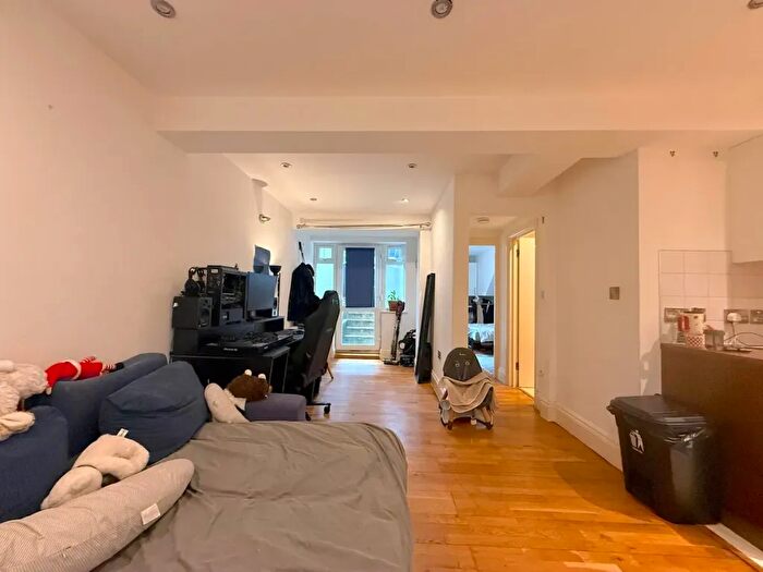 1 Bedroom Flat To Rent In Arthur Road, Wimbledon, SW19