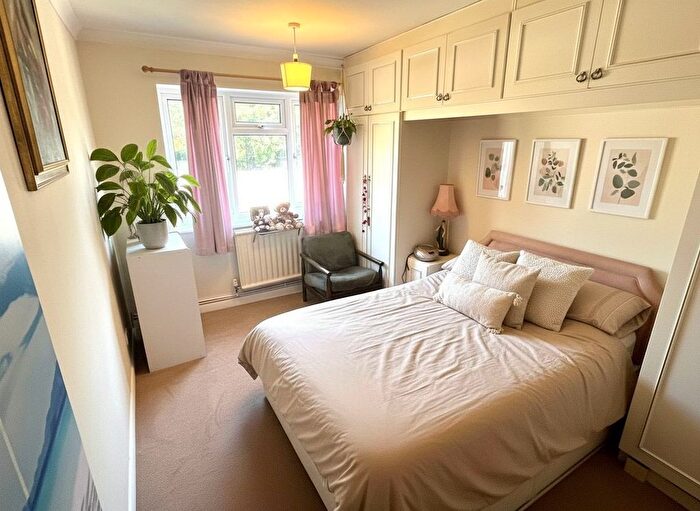 2 Bedroom Flat For Sale In Manor Court Road, Hanwell, W7
