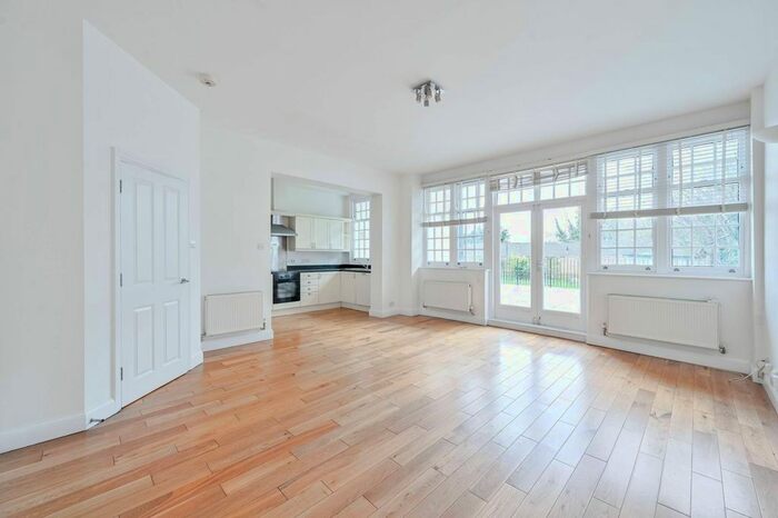 3 Bedroom Flat To Rent In Hervey Road, Blackheath, London, SE3