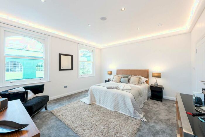 3 Bedroom Maisonette To Rent In Tetcott Road, Chelsea, London, SW10