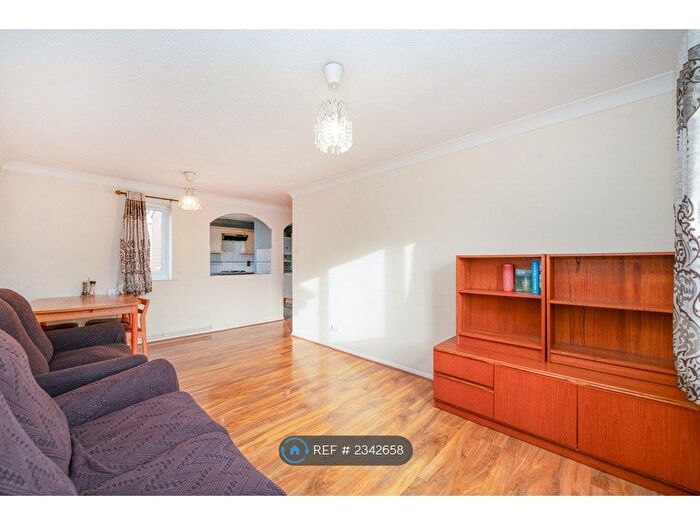 2 Bedroom Flat To Rent In Courtlands Close, Watford, WD24