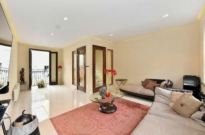 4 Bedroom Flat To Rent In Battersea Square, St. Mary's Park, SW11