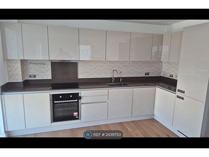 2 Bedroom Flat To Rent In Maple Lodge, Watford, WD18