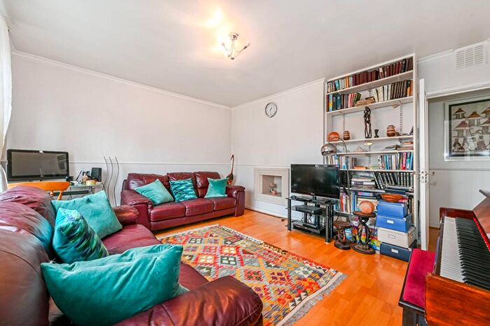 3 Bedroom Flat To Rent In Osbaldeston Road, Clapton, London, N16