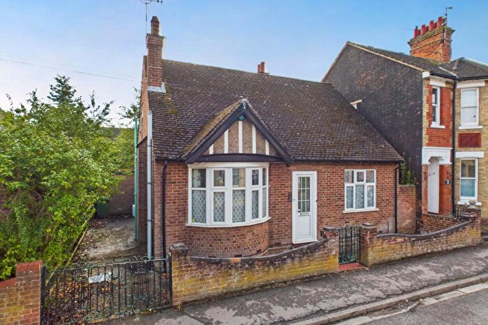 2 Bedroom Detached Bungalow For Sale In Grove Road, Leighton Buzzard, LU7