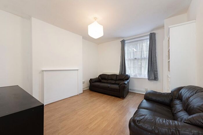 1 Bedroom Flat To Rent In Bromley High Street, London, E3
