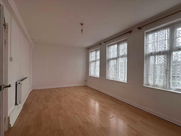 3 Bedroom Flat To Rent In Belmont Circle, Kenton Lane, Harrow, HA3