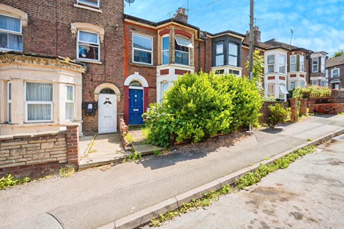 2 Bedroom Flat For Sale In Rothesay Road, Luton, LU1
