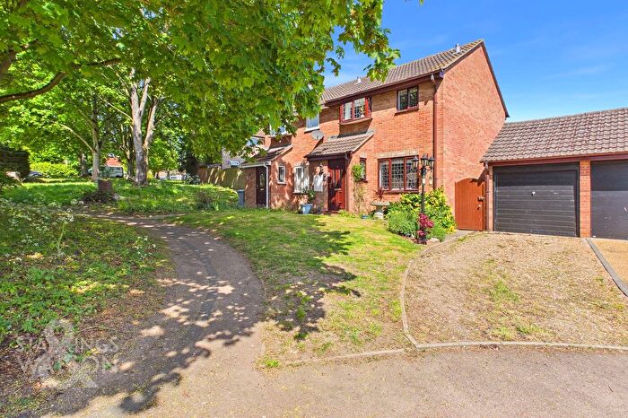 3 Bedroom Semi-detached House For Sale In Grovebury Close, Brundall, Norwich, NR13