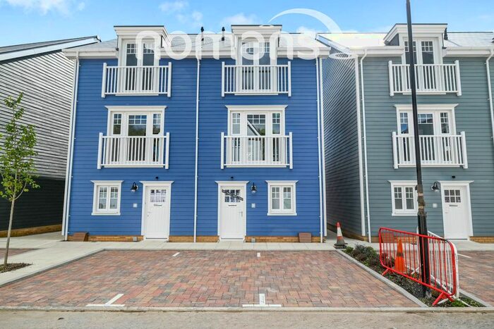 4 Bedroom Semi-Detached House To Rent In Maine Street, Reading, RG2