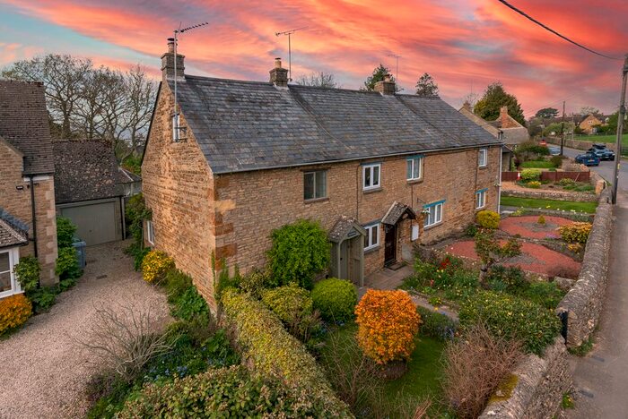 2 Bedroom Country House To Rent In Church Street, Kingham, Chipping Norton, OX7