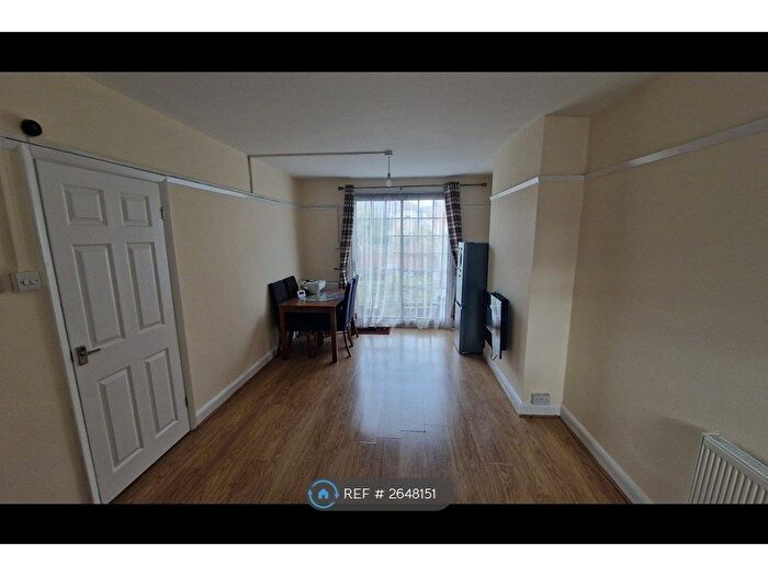 2 Bedroom Flat To Rent In Holmesdale Road, London, SE25