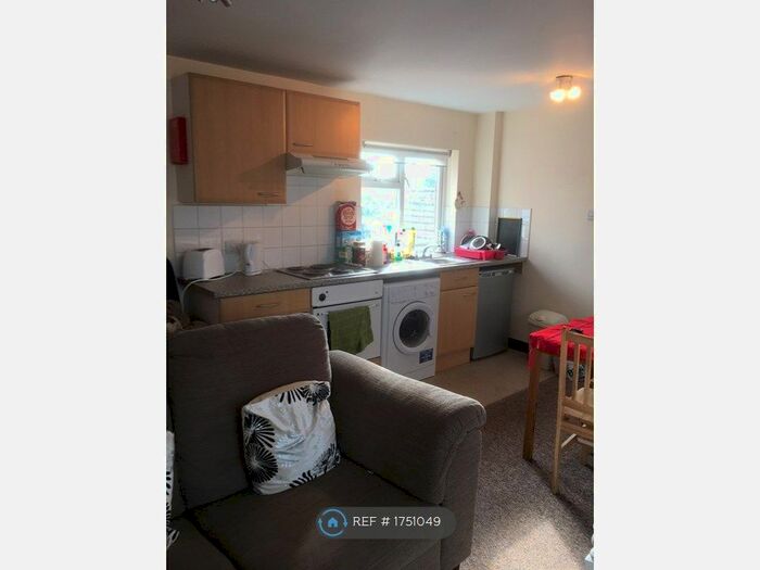 Studio To Rent In Bowes Road, London, N11