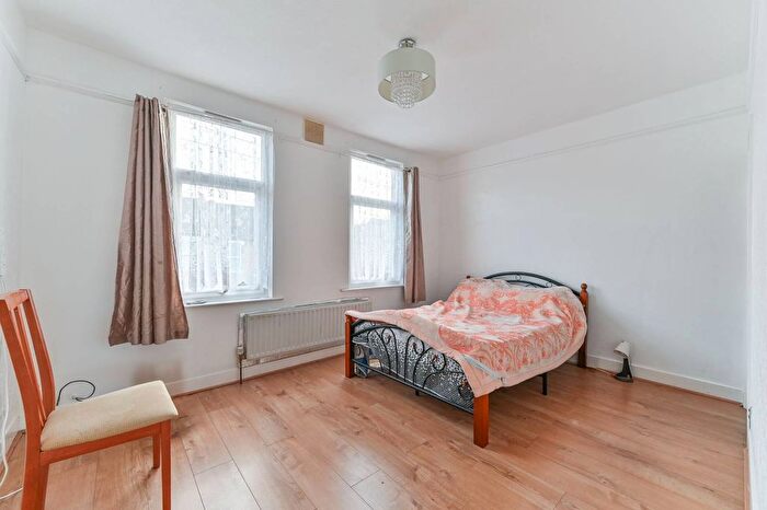 2 Bedroom End Of Terrace House To Rent In Lakehall Road, Thornton Heath, CR7
