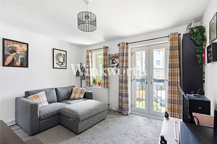 1 Bedroom Flat For Sale In Copperfield Drive, London, N15