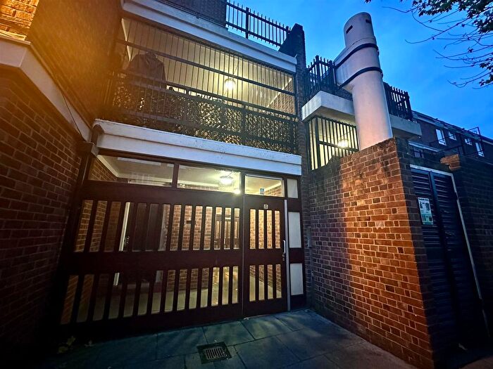 1 Bedroom Flat To Rent In Wallis Close, London, SW11