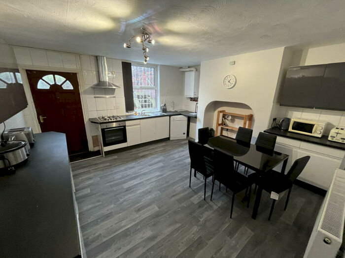 6 Bedroom End Of Terrace House To Rent In Victoria Road, Leeds, West Yorkshire, LS6