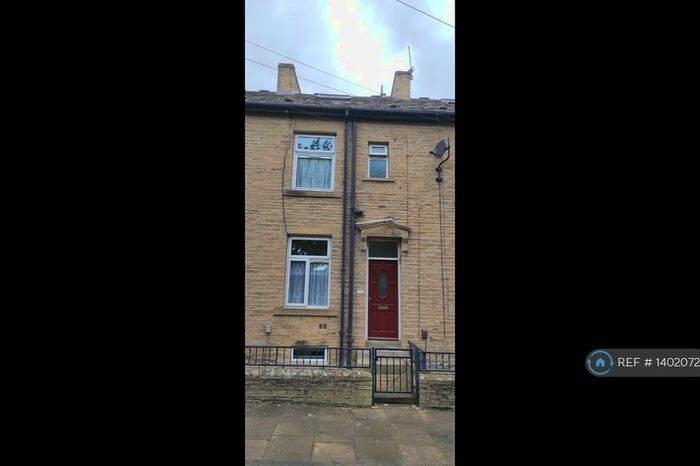 3 Bedroom Terraced House To Rent In Murgatroyd Street, Bradford, BD5