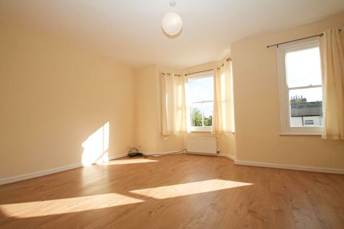 2 Bedroom Flat To Rent In Cottenham Road, Walthamstow, London, E17