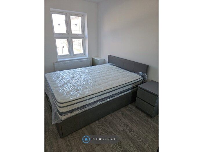 3 Bedroom Flat To Rent In High Street, Waltham Cross, EN8