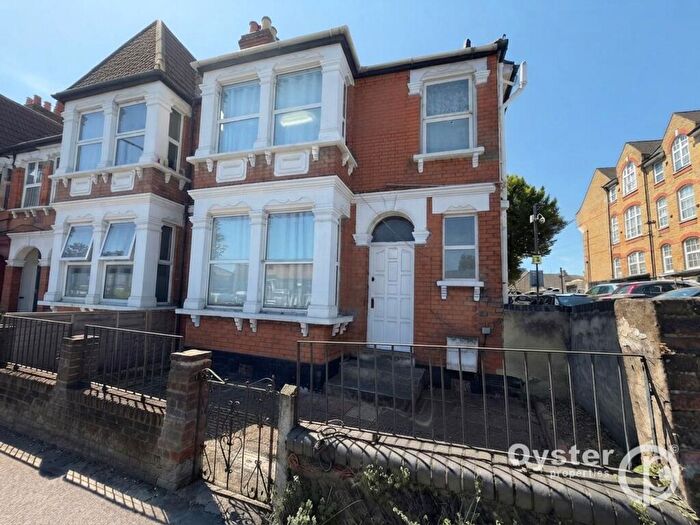 3 Bedroom Maisonette To Rent In Bowes Road, London, N11