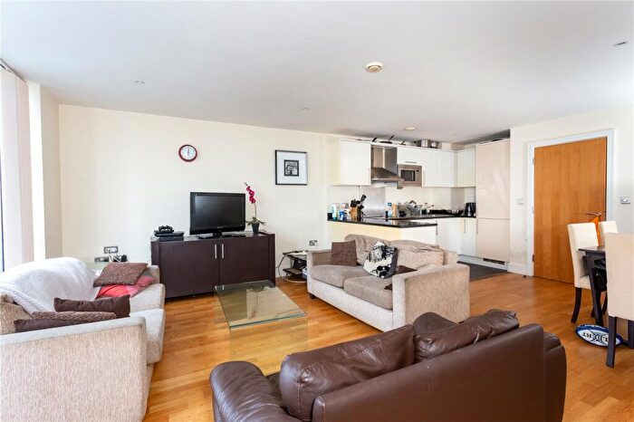 3 Bedroom Apartment To Rent In Drayton Park, Highbury, N5