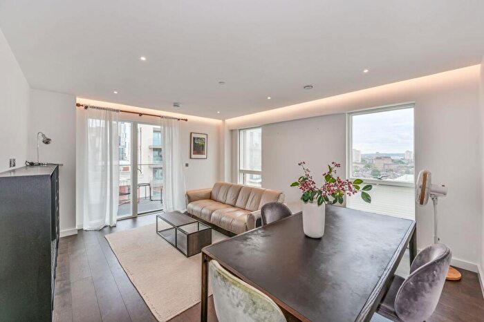 2 Bedroom Flat To Rent In Lexington Gardens, , Battersea, London, SW11