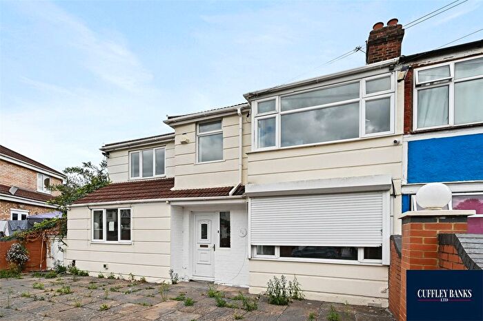 6 Bedroom End Of Terrace House For Sale In Lee Road, Perivale, Middlesex, UB6