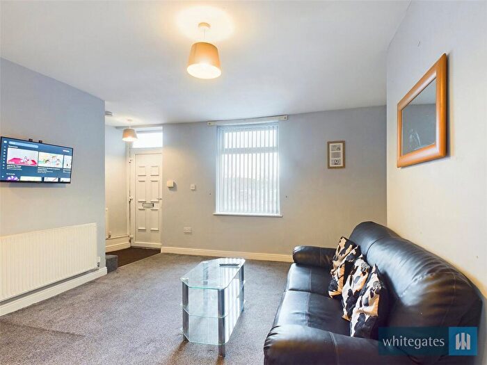 2 Bedroom Detached House To Rent In Gardiner Row, Bradford, West Yorkshire, BD4