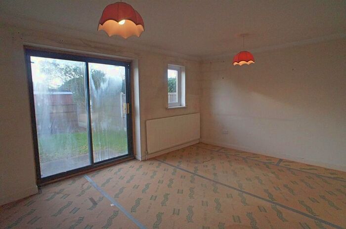 2 Bedroom House For Sale In Greenbank Close, North Chingford, E4