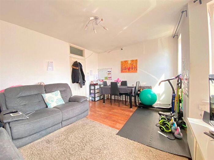 2 Bedroom Flat To Rent In Villiers Road, London, NW2
