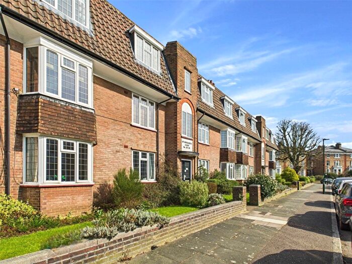 2 Bedroom Flat For Sale In The Barons, St Margarets, TW1