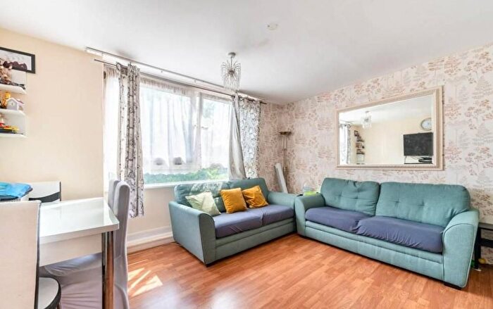 2 Bedroom Flat For Sale In Hume House, London, W11