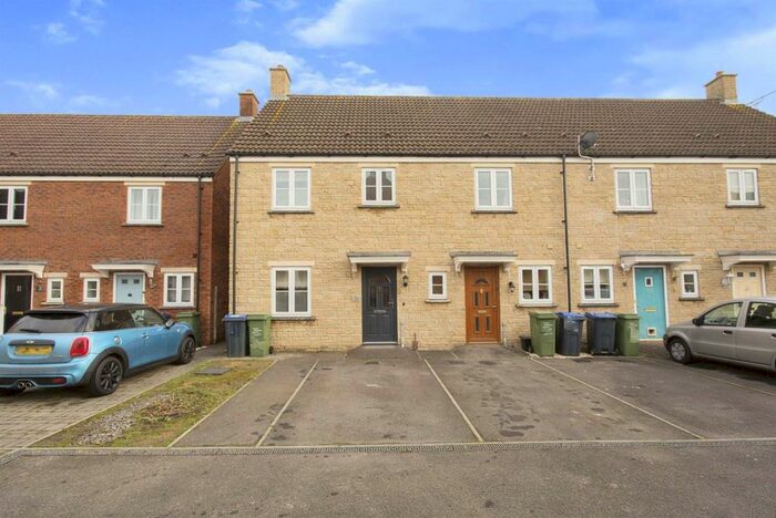 3 Bedroom Semi-Detached House To Rent In Linnet Road, Calne, SN11