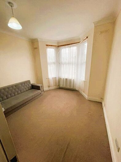 3 Bedroom Flat To Rent In Melbourne Road, Ilford, IG1