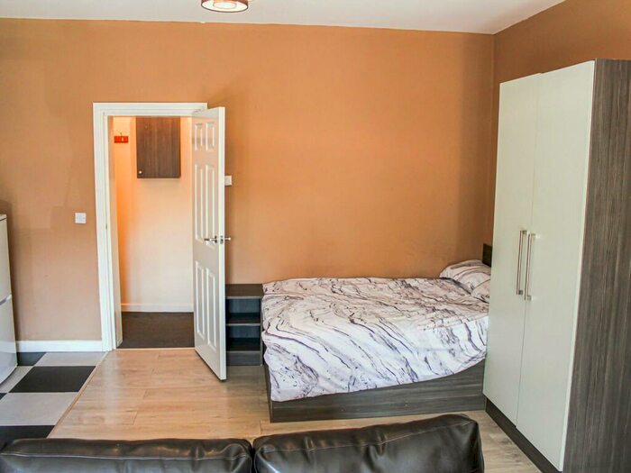 Apartment To Rent In Apt, Brudenell Road #, LS6