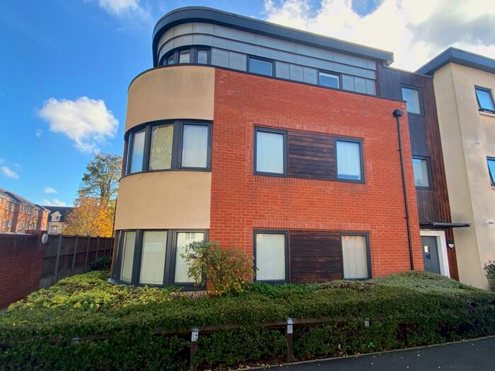 2 Bedroom Flat To Rent In Cedar Avenue, Chelmsford, CM1