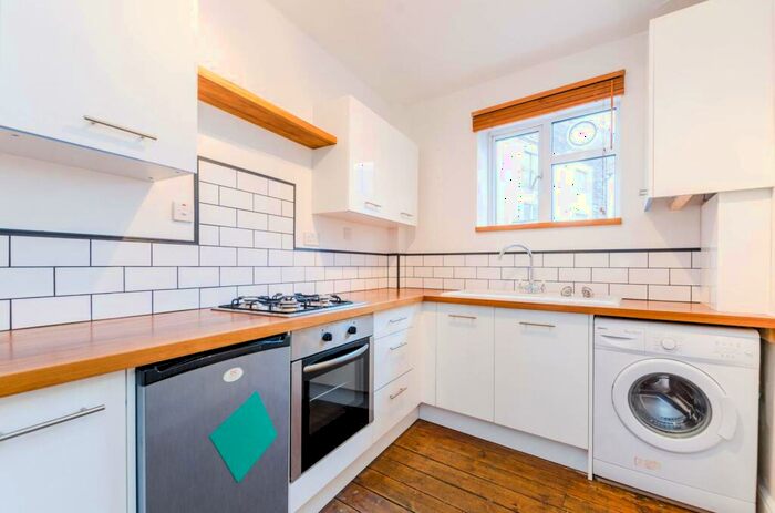 2 Bedroom Flat To Rent In Philpot Street, Stepney, London, E1