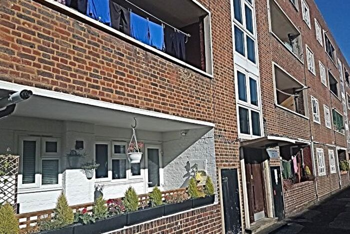 3 Bedroom Flat To Rent In Pymmes Brook House, N10