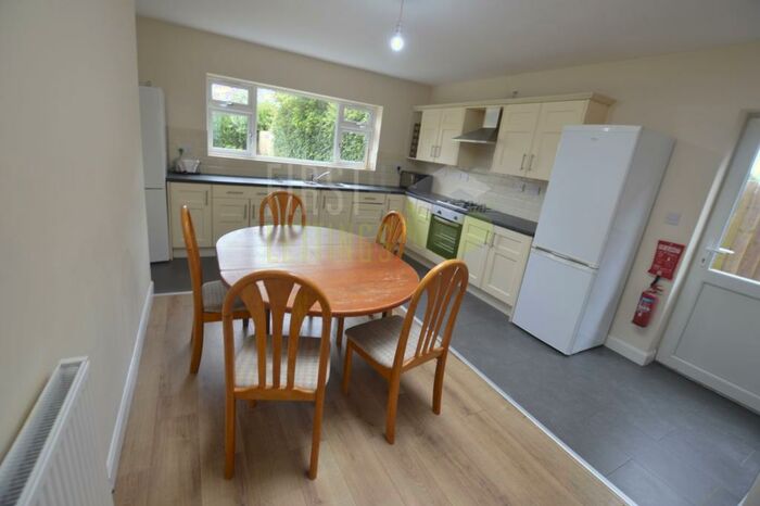 5 Bedroom Semi-Detached House To Rent In Queens Road, Leicester, LE2