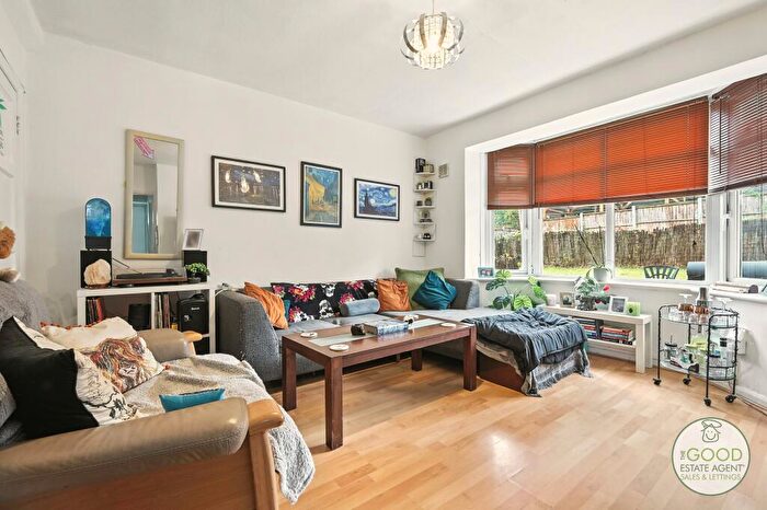 1 Bedroom Flat For Sale In Hillyfields, Loughton, IG10