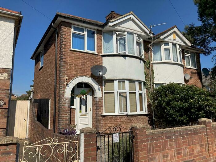 3 Bedroom Semi-Detached House To Rent In Cedar Road, Bedford, MK42