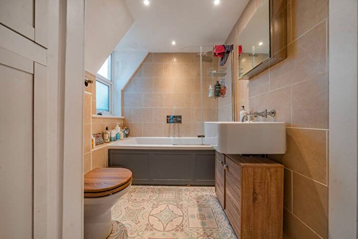2 Bedroom Flat To Rent In Cross Lanes, Guildford, GU1