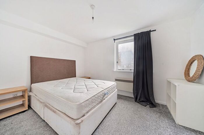 1 Bedroom Flat For Sale In Felixstowe Court, Galleons Lock, E16